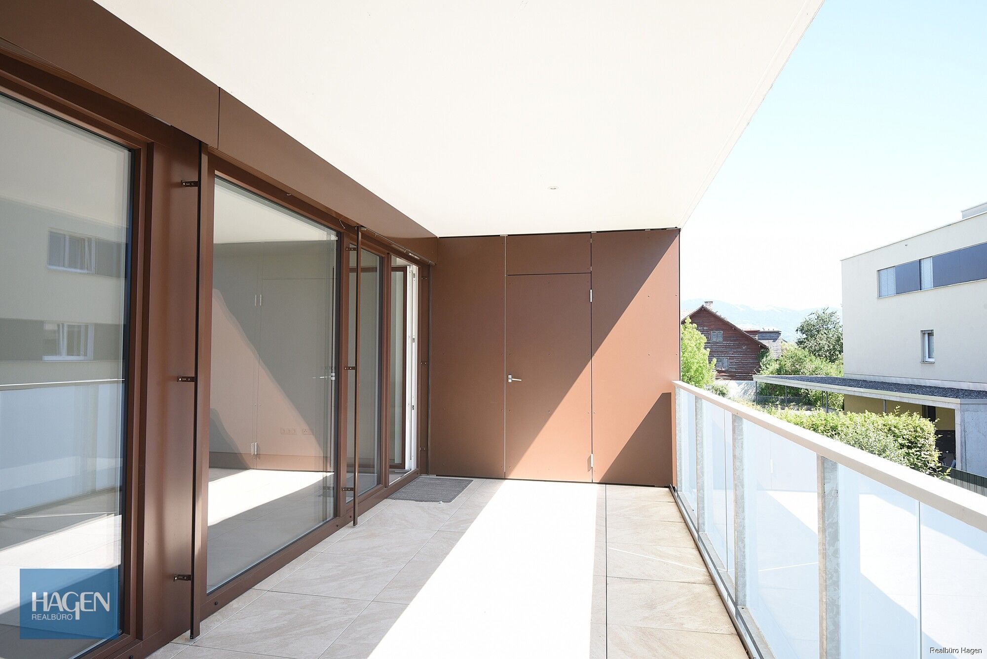 &Uuml;berdachte Terrasse mit Abstellraum