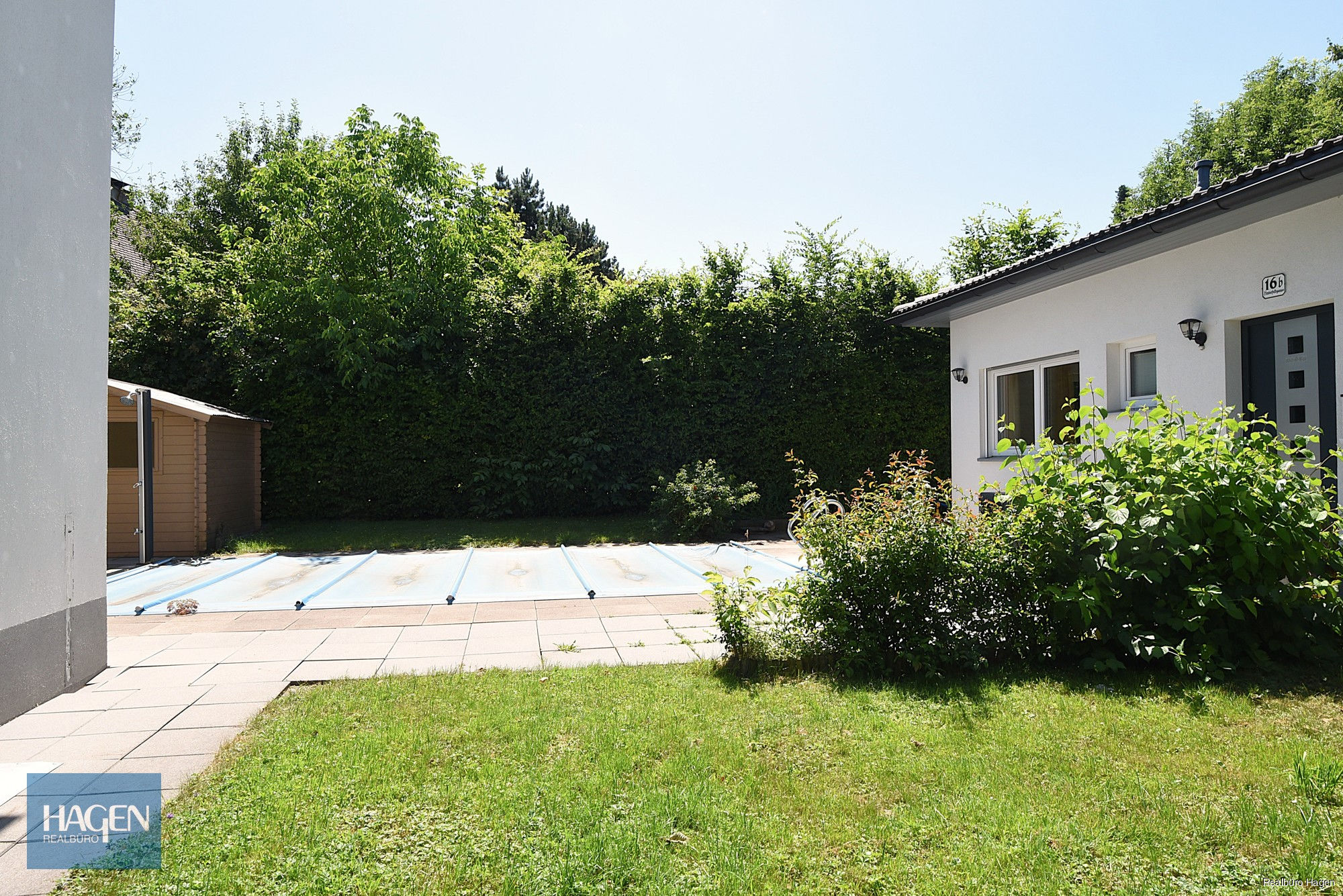 Ansicht Pool und Garten Eingang