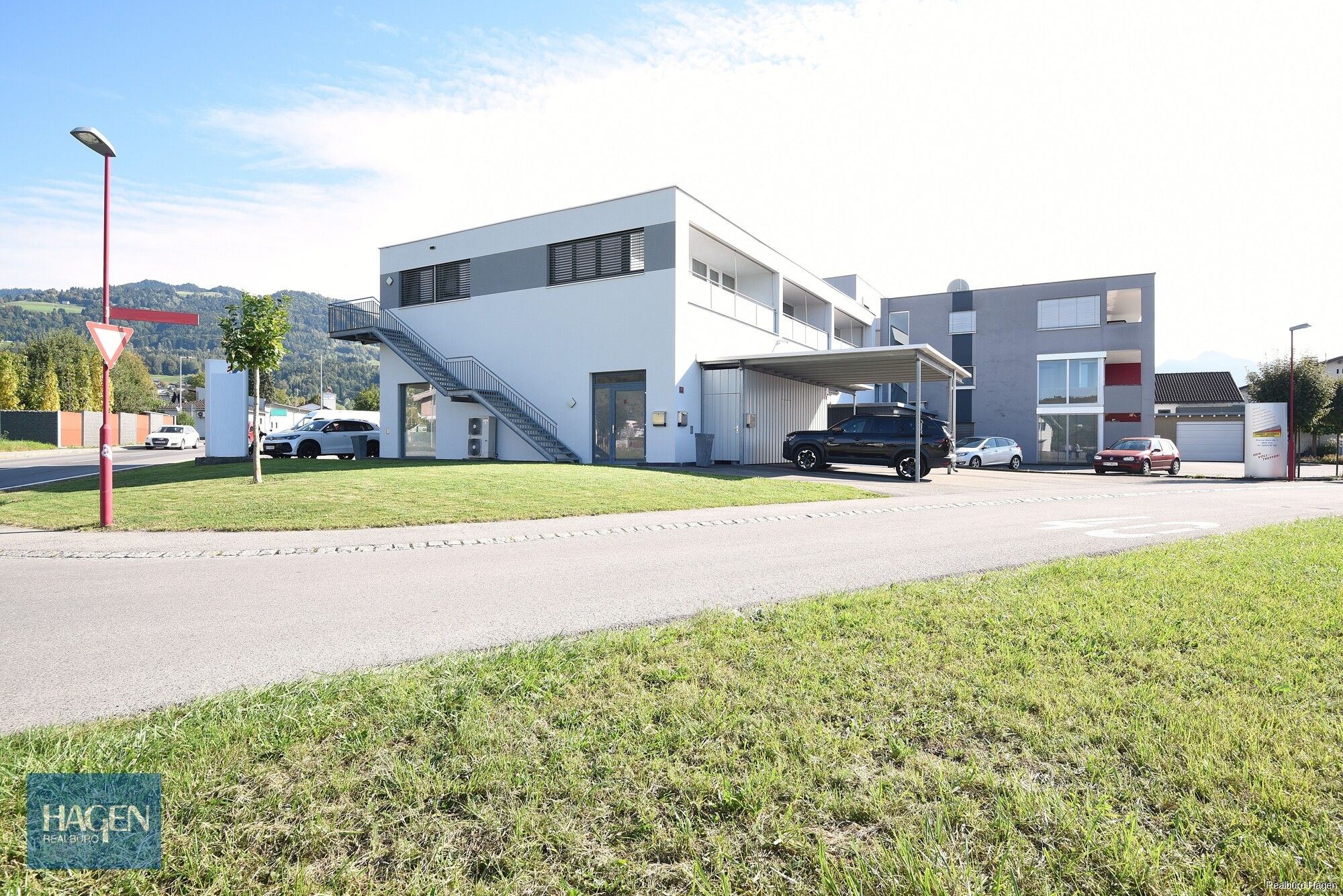 Aussenasicht seitlich Carport und Anlieferung 