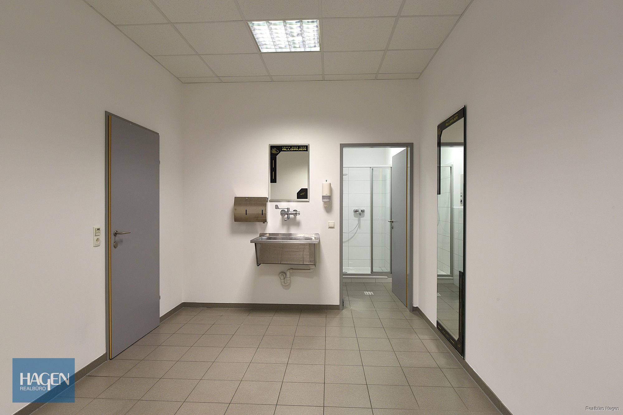 Umkleide mit Dusche