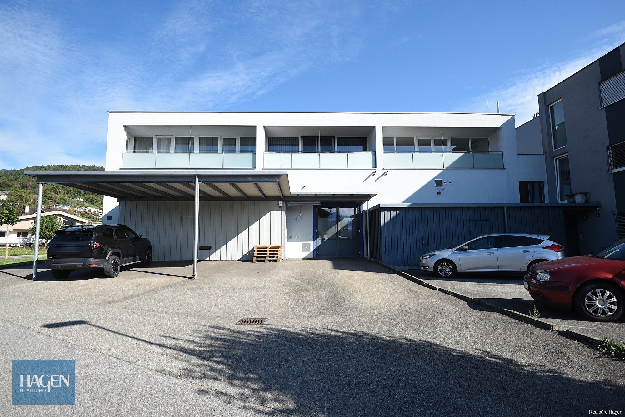 Aussenasicht R&uuml;ckseite Carport und Anlieferung 