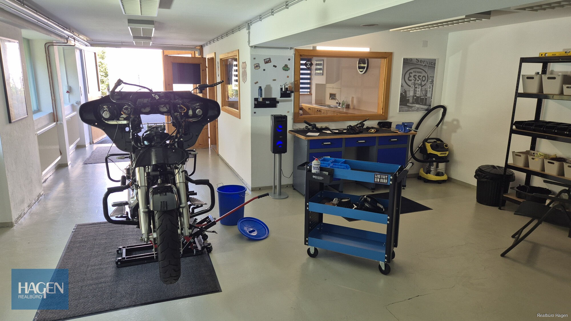 Halle UG mit Küchenraum