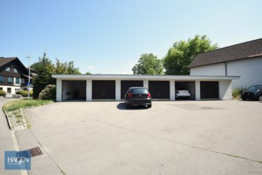 Garage links au&szlig;en 